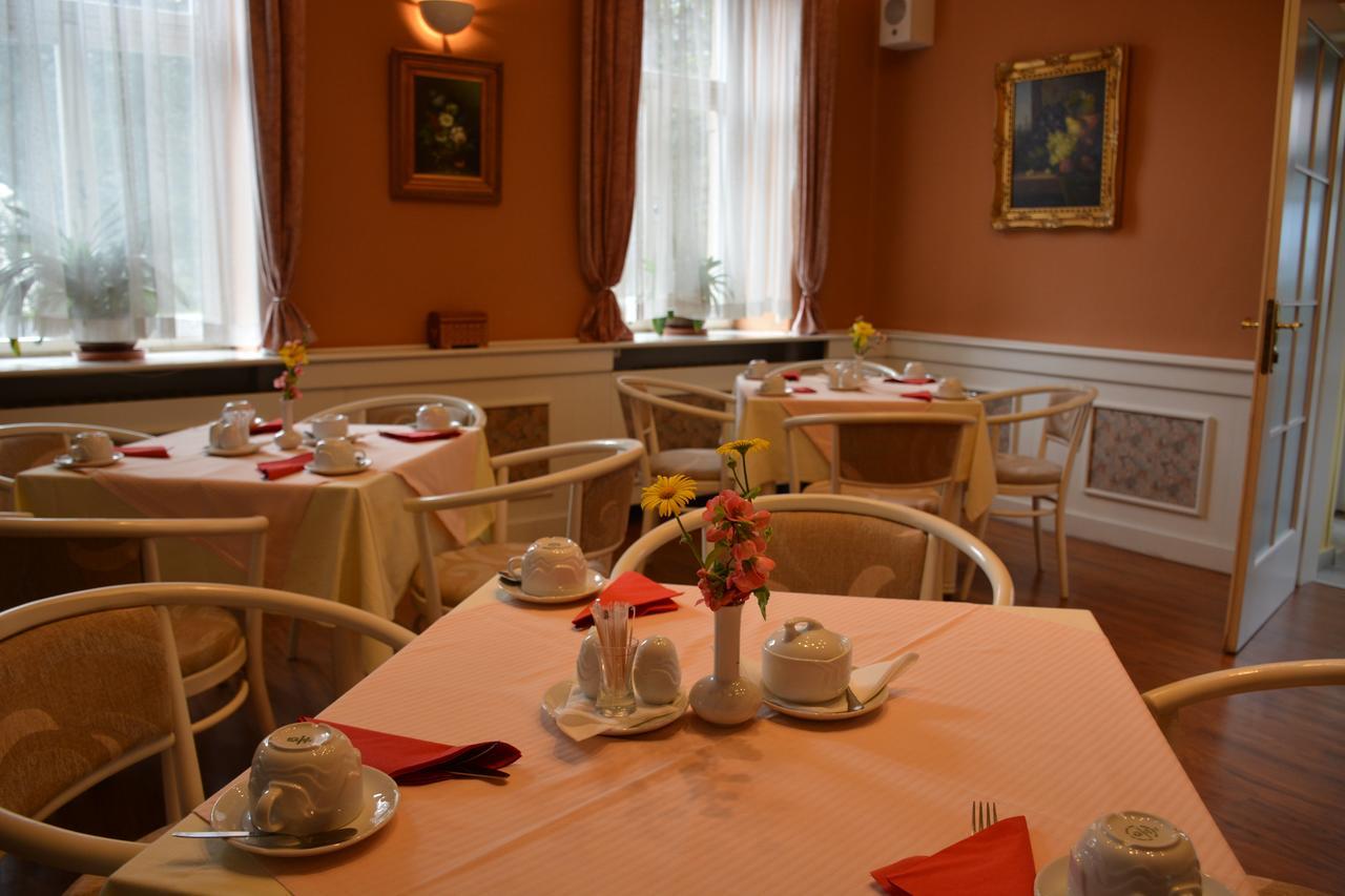 Hotel Zamecek Na Celadne Челадна Экстерьер фото